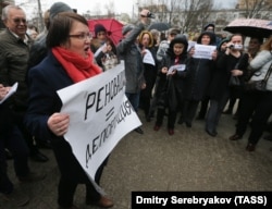 Юлия Галямина на акции против сноcа пятиэтажек