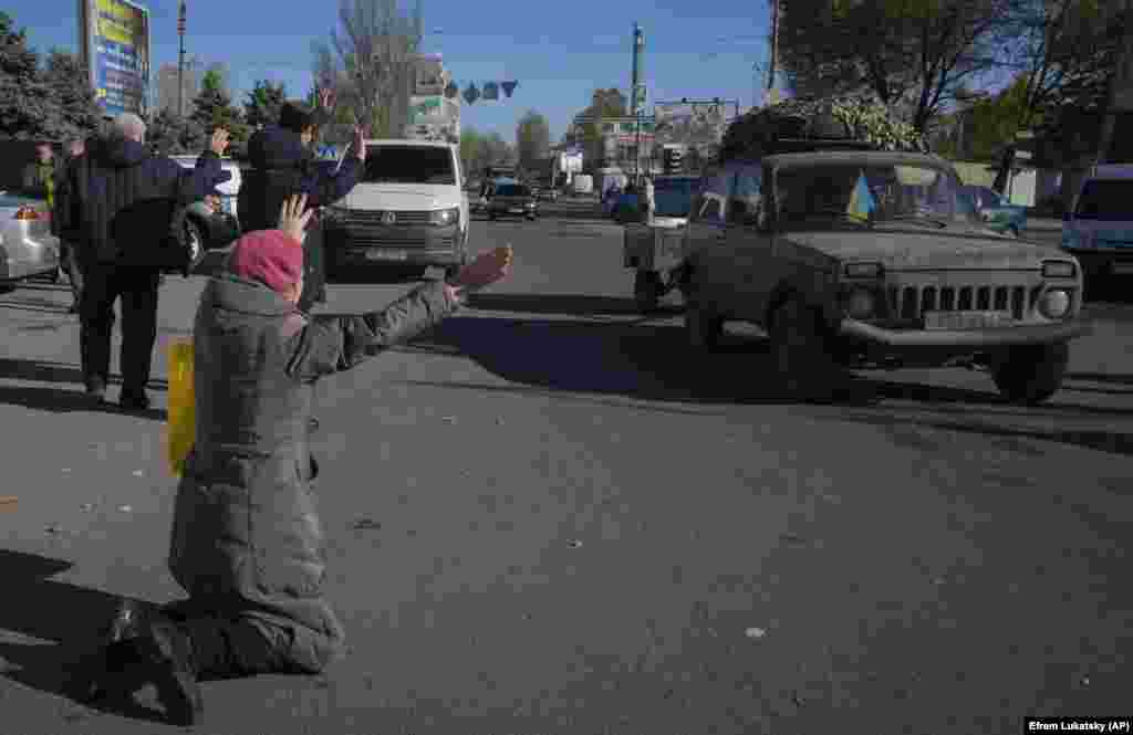 Эйфорическая атмосфера в Херсоне. На фото жители приветствуют военнослужащих ВСУ и становятся перед ними на колени, 15 ноября 2022 года