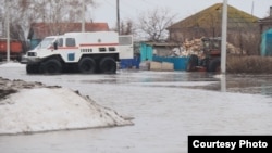 Есіл өзеніне жақын жерде тұратын адамдарды көшіруге келген техника. Солтүстік Қазақстан облысы Покровка ауылы. 2024 жылдың сәуірінде түсірілген фото.