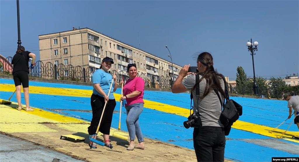 Активисты фотографируются во время акции