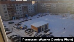 Невывезенная помойка в спальном районе Пскова