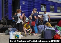 Эвакуационный поезд на вокзале. Покровск, Донецкая область, 30 августа 2024 года