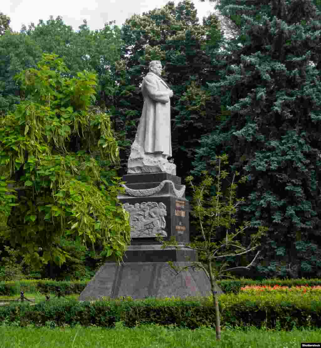 Памятник советскому полководцу Николаю Ватутину в центре Киева. Памятник снесли в феврале 2023 года