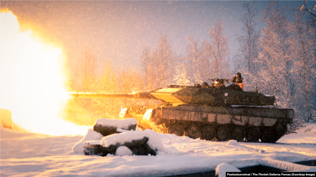 Leopard 2 Tank В Финляндии имеется 200 таких танков немецкого производства. Leopard 2 быстрее, чем многие аналоги советской разработки, а пул из тысяч машин в европейских арсеналах делает обслуживание и замену деталей относительно простыми.