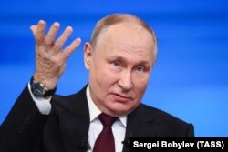 Президент России Владимир Путин во время «прямой линии» и большой пресс-конференции в Москве, 14 декабря 2023 года