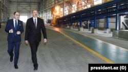 Prezident İlham Əliyev və Rasim Məmmədov Sumqayıtda "Baku Non Ferrous and Foundry Company"nin əlvan metallar və ferroərintilər zavodunun açılışında. 2018