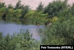 Жайық өзеніне түсіп жүрген балалар. Батыс Қазақстан облысы Облавка ауылы, 4 тамыз, 2023 жыл.