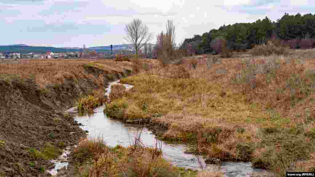 Река Сарысу (Желтая вода &ndash; с крымскотатарского) вытекает из источника на северном склоне Караби-Яйлы. На северо-восточной окраине Белогорска Сарысу впадает в реку Биюк-Карасу