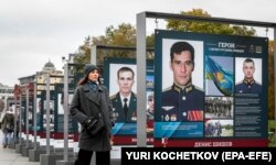 Уличная выставка «Герои с вечным русским сердцем» с фотографиями военнослужащих, воевавших на Украине. Москва, 17 октября 2022 года. В этот день мэр Собянин объявил о завершении «частичной мобилизации» в столице России