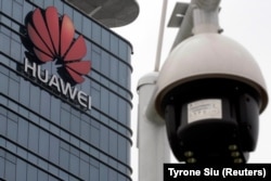 Қытайдың Гуандун провинциясында Huawei кеңсесі алдында тұрған тыңшылық камерасы. 2019 жыл.