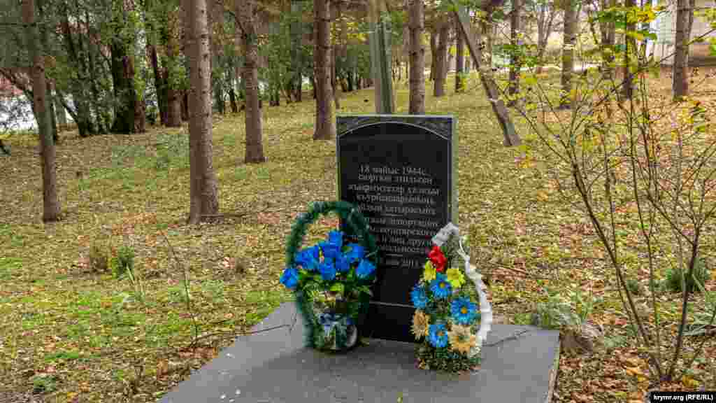 Мемориальный камень в память жертв сталинской депортации в сельском сквере. 18 мая 1944 года в Среднюю Азию депортировали из тогдашнего Бахчи-Эли всех жителей из числа крымских татар,а через месяц, 20 июня, &ndash; армян, греков и болгар. Вместо них в село завезли переселенцев из Тамбовской и Курской областей России