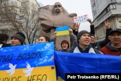 Соғысқа қарсы азаматтар Украинаны қолдайтын митингіге шығып, Ресей билігінің Украинаға басқыншылығын айыптап тұр. Алматы, 26 ақпан 2022 жыл.