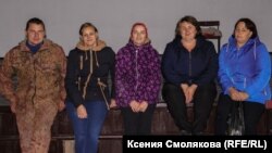 Сельские активисты на сцене отремонтированного клуба