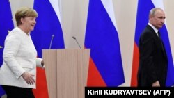 Ангела Меркель (л) и Владимир Путин 