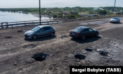 Антоновский мост через Днепр, соединяющий Херсон с левобережьем, после первых ударов ВСУ. Херсон, 20 июля 2022 года