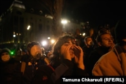 Протестующие у здания парламента Грузии в центре Тбилиси. 28 ноября 2024 года