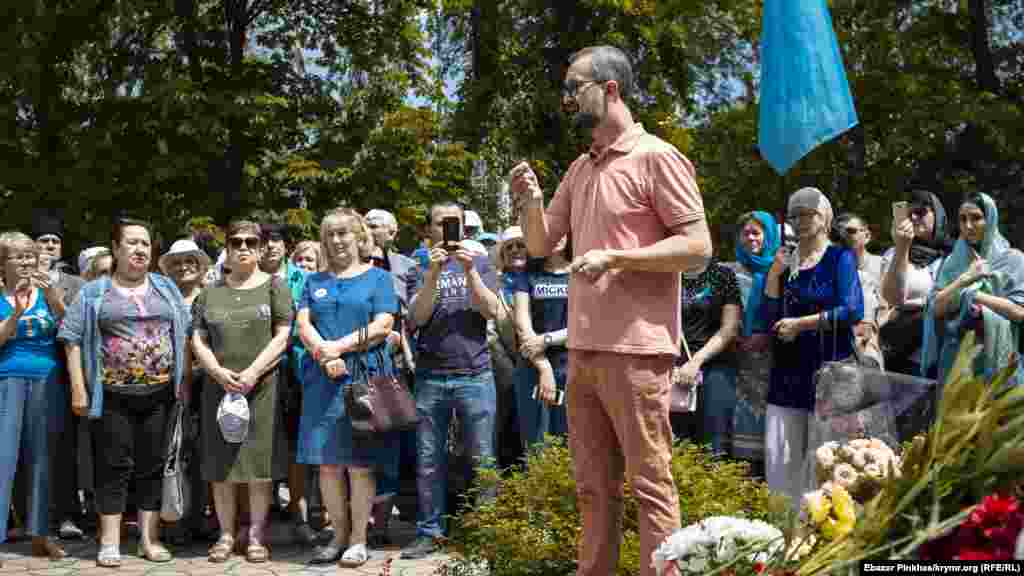 Первым перед собравшимися выступил активист крымскотатарского национального движения Нариман Джелял. В своей речи он призвал не забывать о трагедии 18 мая. Именно в этот день 75 лет назад с полуострова был отправлен первый эшелон крымских татар