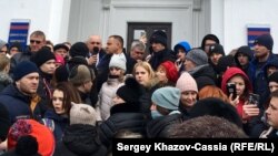 Стихийный митинг жителей Кемерово после смертельного пожара