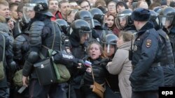 Полиция шерушіні әкетіп барады. Мәскеу, 26 наурыз 2017 жыл.