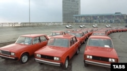 1982 жылы өндіріске шыққалы бері өзгеріске ұшырамаған совет-ресей көліктерінің бірі Лада Рива. Тольятти, 14 қаңтар 2006 жыл