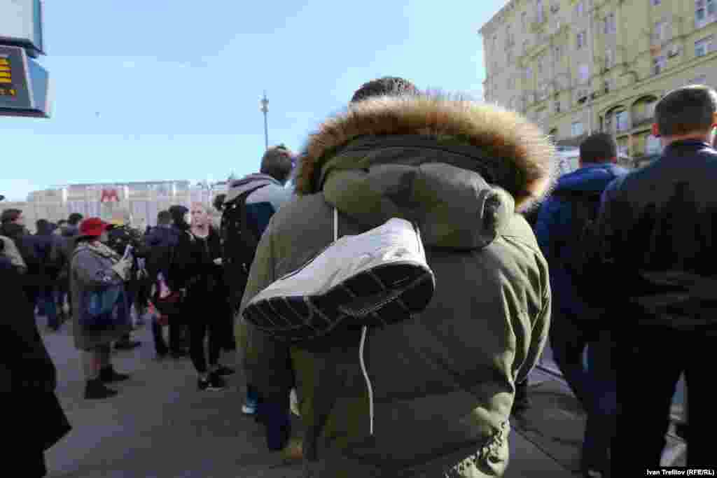 Жүгіруге арналған аяқкиім наразылықтың символына айналды. Навальныйдың айтуынша, коррупциялық схемалар туралы фильмді түсіруге Медведевтің кроссовкаларын зерттеу түрткі болған. &nbsp;