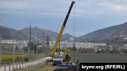 Российские военные прокладывают трубы по виноградникам для подачи воды в Севастополь из озера в Кадыковском карьере, 16 ноября 2020 года