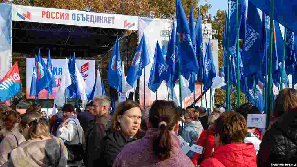 В российский День народного единства в Севастополе на площади Нахимова подконтрольные Кремлю местные власти устроили выставку национальной кухни и концерт