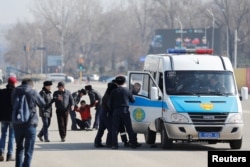 Полиция қызметкерлері оппозиция наразылық акциясын өткізбекші болған жерге келген адамдарды көлікке күштеп салып жатыр. Алматы, 1 наурыз, 2020 жыл