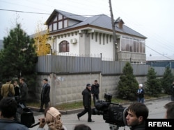 Заманбек Нұрқаділовтің өлімі туралы ақпар тарағанда саясаткердің үйіне келген журналистер. 13 қараша 2005 жыл.