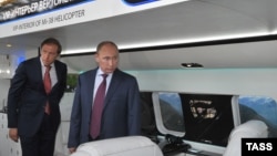 Владимир Путин и Денис Мантуров осматривают VIP-интерьер вертолета МИ-38, 22 августа 2013 г.