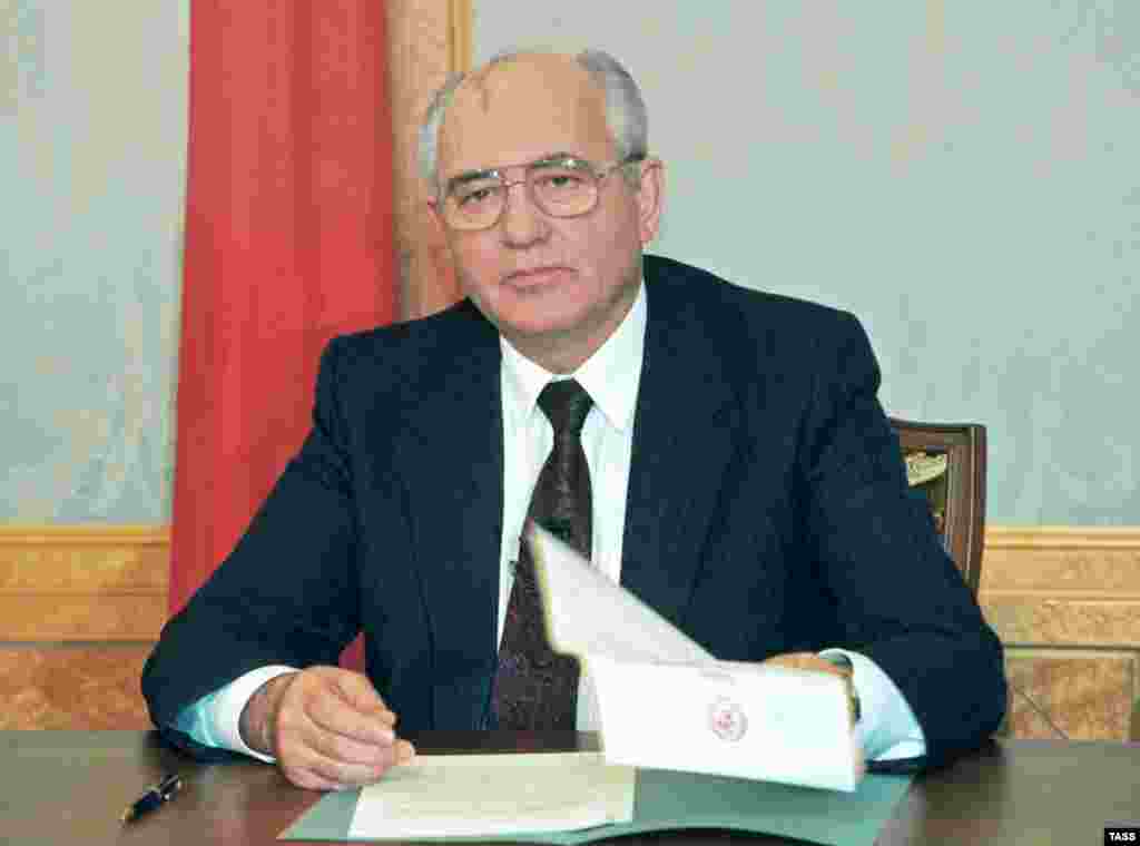 &nbsp; 1991 жылғы желтоқсан. Михаил Горбачев СССР президенті қызметінен отставкаға кетті. Бұл кезде СССР мемлекеті өмір сүруін тоқтатқан еді. Нобель бейбітшілік сыйлығының лауреаты (1990), өз елінен гөрі Батыста аса танымал тұлғаға айналған Горбачев соңғы сәтке дейін коммунистік жүйені реформалауға болады деп сенді. Бірақ ол бастаған өзгерістер бақылаудан тез шығып кеткен еді.