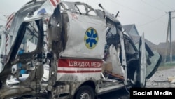 Карета швидкої допомоги після атаки російським дроном в селищі Станіслав на Херсонщині