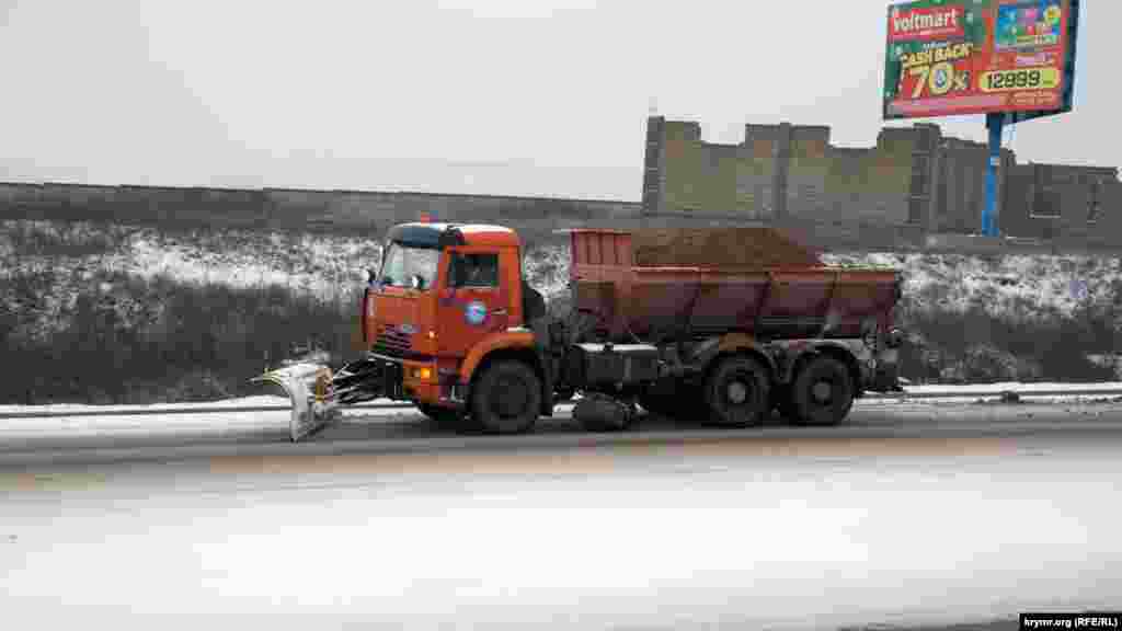 Коммунальные службы справились только с 15% работ на дорогах города