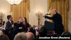 Журналист CNN Джим Акоста на пресс-конференции президента Дональда Трампа, 7 ноября 2018 г.