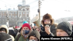 Омск 31 января митинг, Даниил Чебыкин с мегафоном (архивное фото)