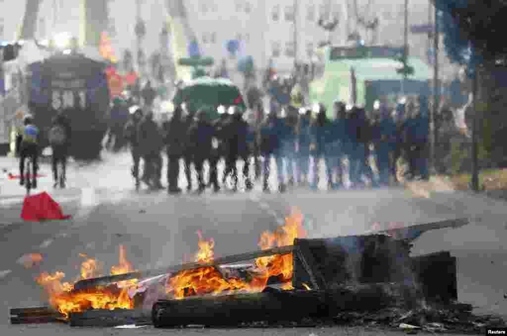 На охрану правопорядка в день открытия здания Европейского центрального банка были направлены, по заявлениям франкфуртской полиции, около 10 тысяч полицейских