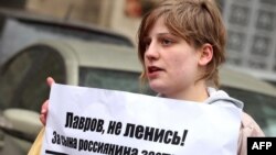 Анастасия Рыбаченко на акции оппозиции 14-го апреля 2011-го года