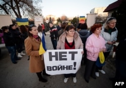 Жены украинских солдат во время митинга у воинской части 204 бригады тактической авиации в Севастополе. 3 марта 2014 года