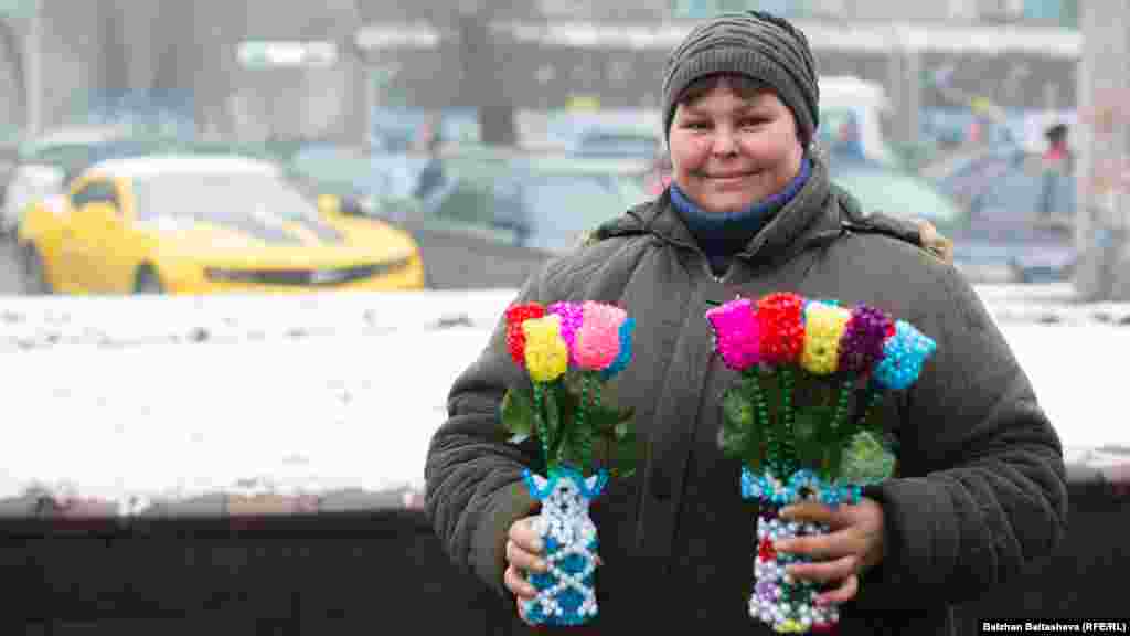 Светлана мүгедектіктің кесірінен жұмыс таба алмай жүр. Базардың алдында моншақтан жасаған гүл сататын ол кісі әр затына 500 теңге сұрайды. &quot;Көп қоспаймын. Өнімнің өзінің бағасы - 480 теңге. Табысым - 20 теңге. Кәсібім өзіме де, жұртқа да ұнайды. Сатып алады&quot; дейді айына 60-70 мың теңге табатынын айтқан&nbsp;Светлана.