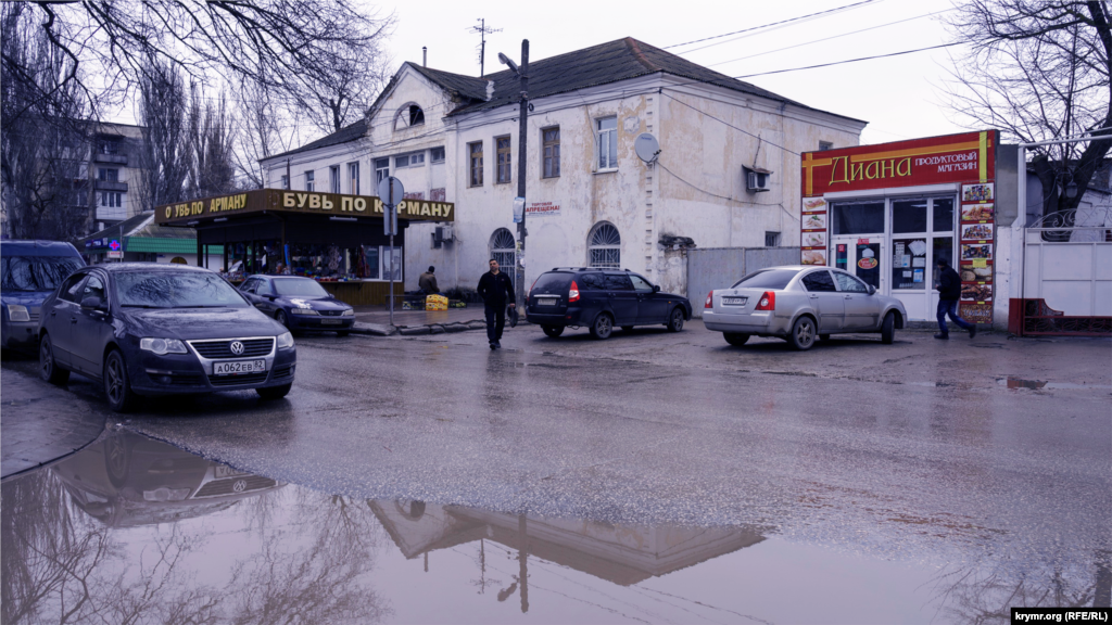 Перед воротами центрального сельхозрынка