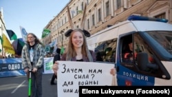 Дарья Апахончич на первомайской демонстрации