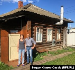 Родители Сергея Сенина Александр и Марина у своего дома в Тетюшах