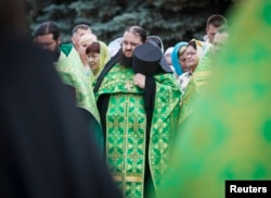 Православные священники Луганской области проводят молебен о ниспослании мира на землю Украины. 6 июня 2014 года