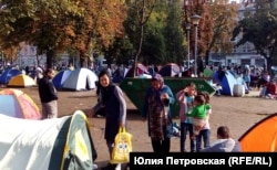 Палаточный лагерь беженцев в центре Белграда