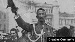 Лавр Корнилов приветствует своих сторонников в Москве, август 1917 года