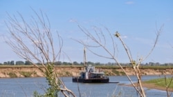 Жайық өзені түбін тазалап жатқан кран. Үлкен Шаған ауылы, Батыс Қазақстан облысы. 5 шілде 2019 жыл.