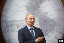 Владимир Путин награждает сотрудников Российской антарктической экспедиции. 2014 год