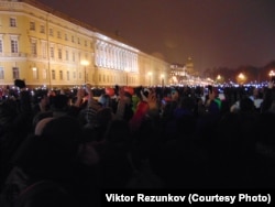 Люди, вышедшие на Дворцовую площадь в Санкт-Петербурге почтить память погибших в авиакатастрофе в Египте