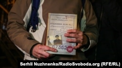 Обложка книги в руках у девушки, пришедшей к зданию суда во время оглашения решения