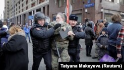 Полиция задерживает участника акции в Москве на Манежной площади, 5 ноября 2017 года 